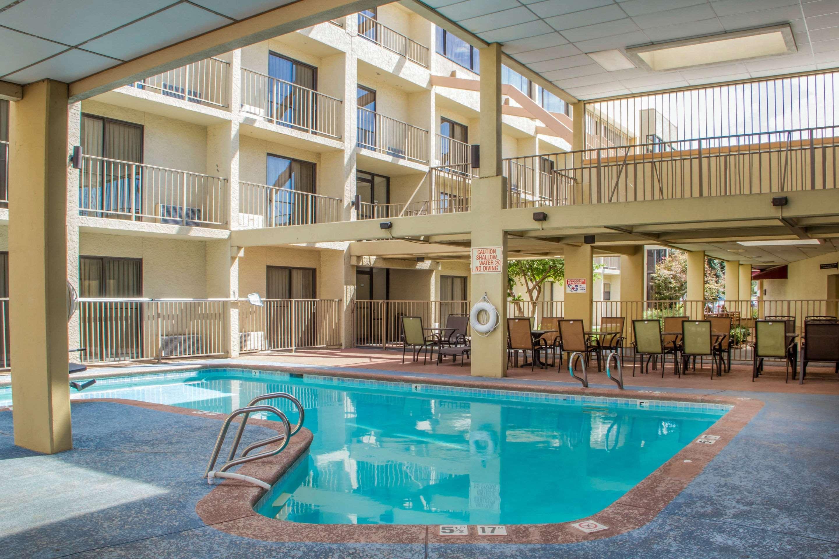 Clarion Hotel Broken Arrow - Tulsa Extérieur photo